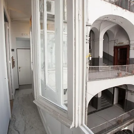 Largo Donnaregina Неаполь