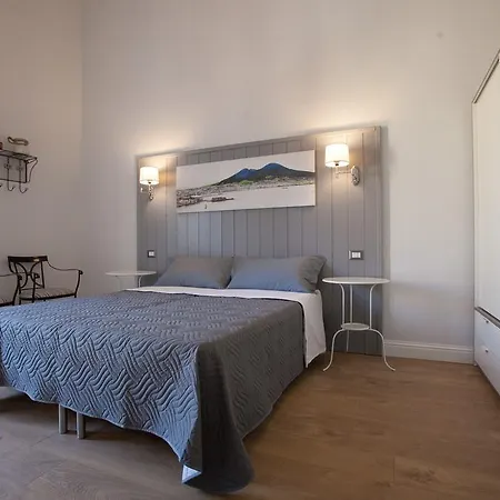 Largo Donnaregina Неаполь