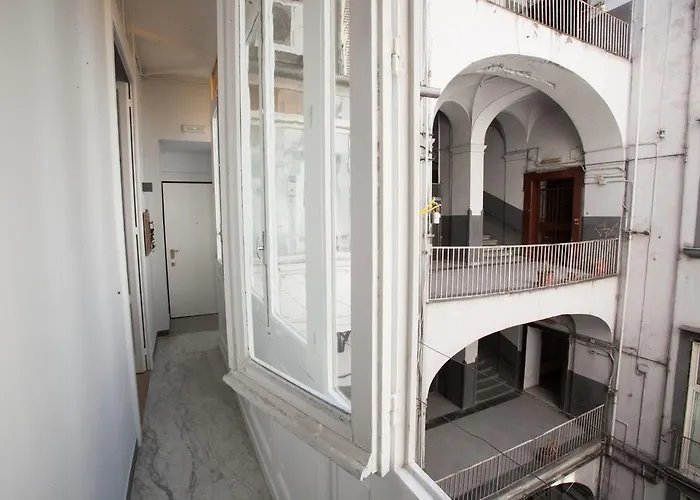 Largo Donnaregina نابولي