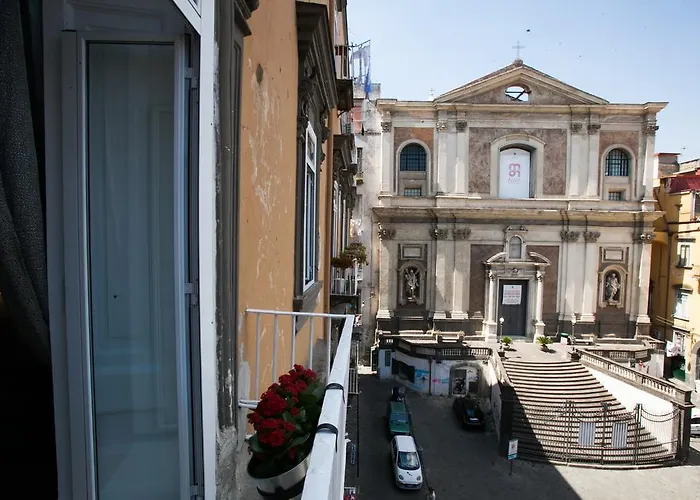 Largo Donnaregina نابولي