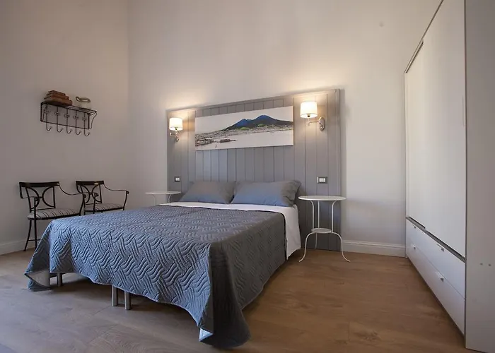 Largo Donnaregina نابولي