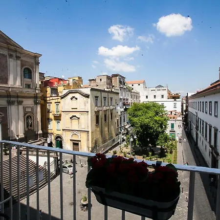 Largo Donnaregina Apartment
