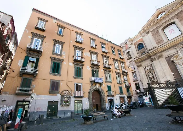 Largo Donnaregina *